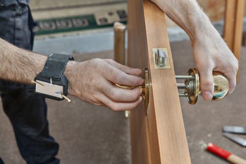 serrurier Agen - Préparation de la porte par un serrurier pour installer une serrure