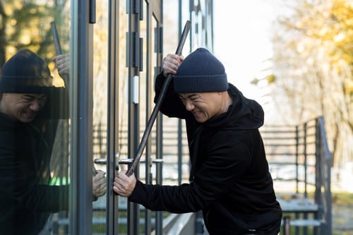 serrurier Aurillac - Un voleur essaye de rentrer dans une maison