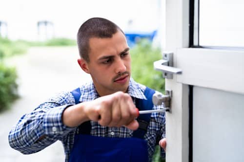 serrurier Châtenay-Malabry - Un serrurier en plein travail d'installation