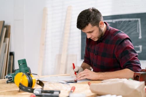 serrurier Concarneau - Un serrurier dans son atelier