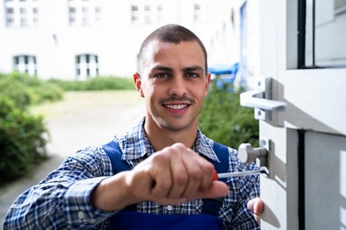 serrurier Les Mureaux - Un serrurier en plein travail sur un chantier