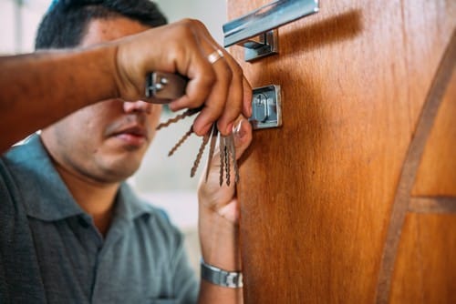 serrurier Manosque - Un homme ouvre une porte grâce à ses clés