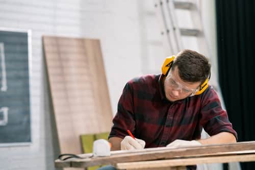 serrurier Orly - Un serrurier dans son atelier