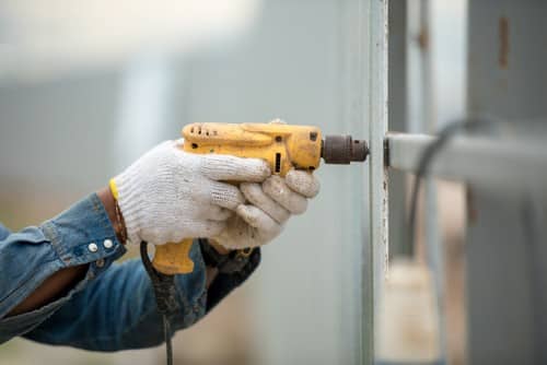 serrurier Pontarlier - Préparation de l'installation d'une serrure sur une porte blindée