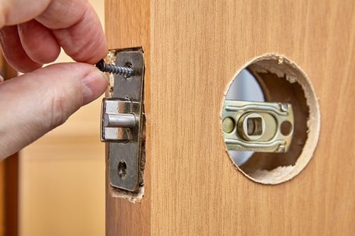 Comment installer un verrou de porte extérieure - Bricolage Facile