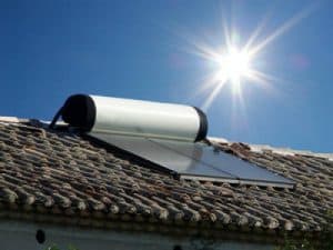 Un chauffe-eau solaire sur un toit en tuile