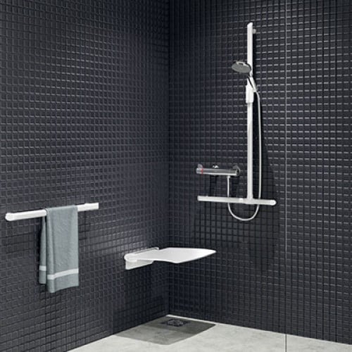 Une douche PMR avec de la mosaïque noire