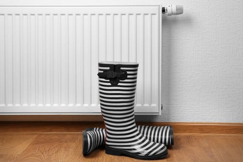 Chauffagiste Houplines - les bons artisans - bottes devant un radiateur