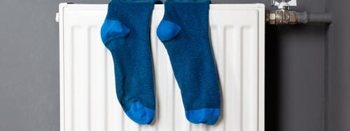 Chauffagiste Paris 20ème - les bons artisans - chaussettes qui sèchent sur un radiateur