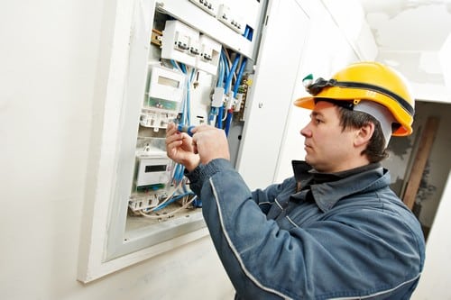 Electricien Canéjan : homme qui répare un tableau électrique