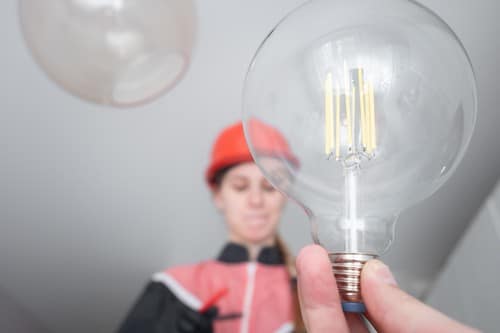 Electricien Ceyreste - les bons artisans - électricienne avec une ampoule