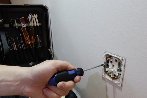 Electricien Ceyreste - les bons artisans - installation d'une prise de courant