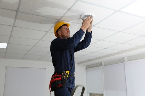 Electricien Launaguet - les bons artisans - électricien qui règle une ampoule au plafond