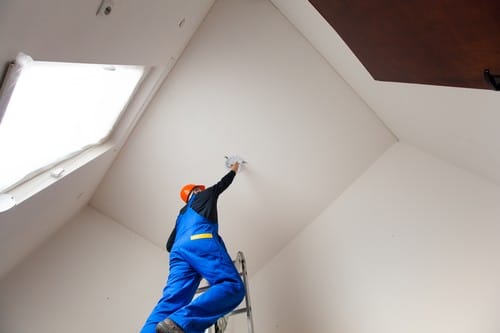 Electricien Lomme - les bons artisans - électricien qui installe une lumière au plafond