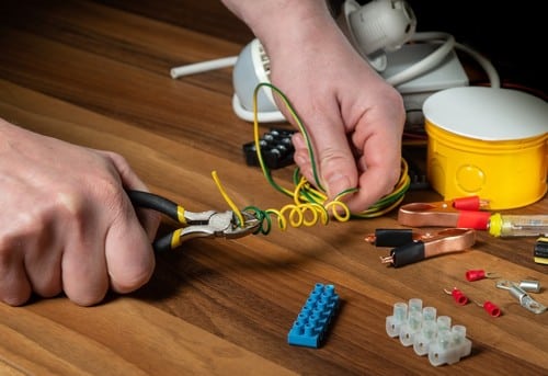 Électricien Lyon 5 - les bons artisans - pince et fils électriques