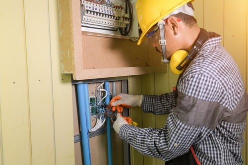 Electricien Meyreuil - les bons artisans - électricien sur un chantier
