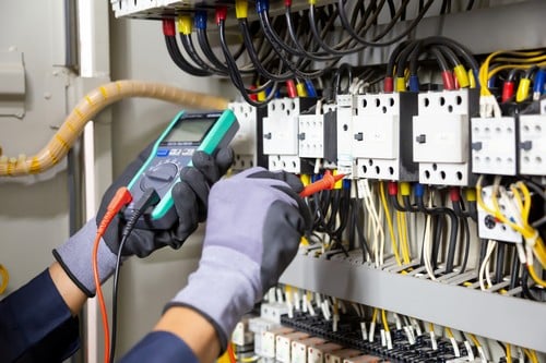 Electricien Paris 14 - les bons artisans - Intervention sur un compteur électrique