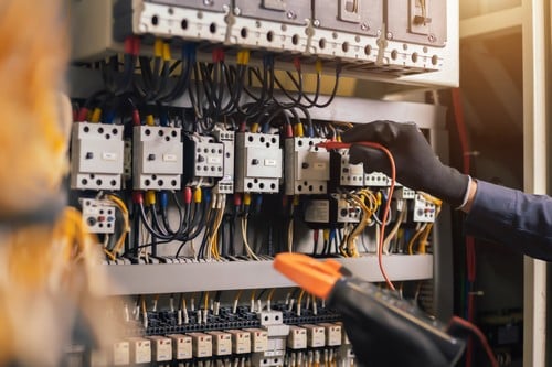 Electricien Paris 16 - les bons artisans - intervention sur un compteur électrique