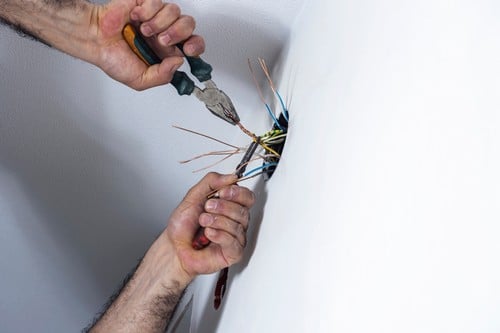 Electricien Paris 18 - les bons artisans - pince qui coupe des fils électriques