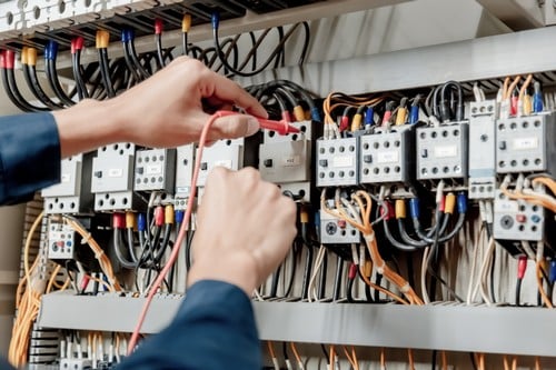 Electricien Paris 19 - les bons artisans - intervention sur un tableau électrique