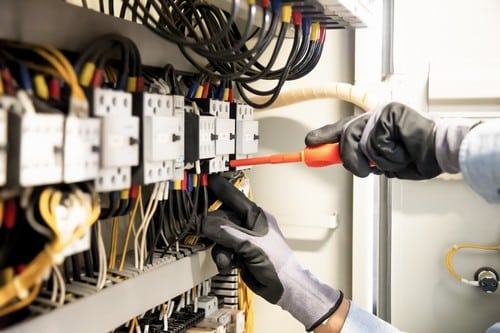 Electricien Paris 7 - les bons artisans - fils d'un compteur électrique