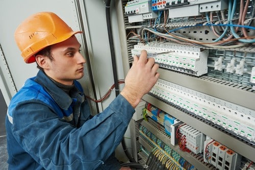 Électricien Roquefort-la-Bédoule - homme qui répare un tableau électrique