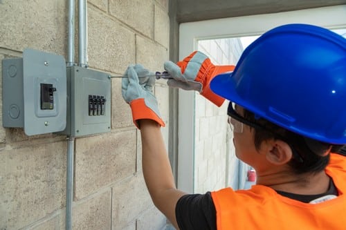 Electricien Saint-Savournin - les bons artisans - électricien sur un chantier