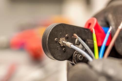 Électricien Sausset-les-Pins - les bons artisans - découpage de fils électriques