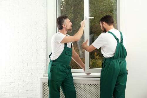 Vitrier Launaguet - les bons artisans - vitriers qui installent une fenêtre