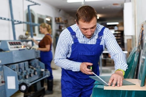 Vitrier Paris 11 - les bons artisans - vitrier en atelier