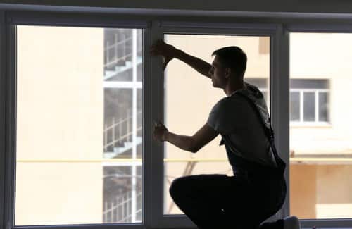 Vitrier Paris 16 - les bons artisans - vitrier qui installe une fenêtre