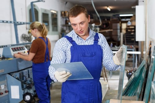 Vitrier Paris 17 - les bons artisans - vitriers en atelier