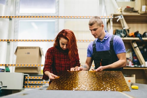 Vitrier Simiane-Collongue - les bons artisans - vitriers en atelier qui examine du verre