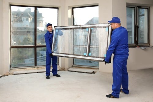 Vitrier Tresses - les bons artisans - vitriers qui portent une fenêtre