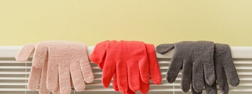 chauffagiste Lyon 9 - Des gants sur un chauffe-eau