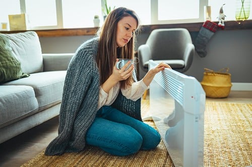 chauffagiste Morainvilliers - Une femme devant son radiateur