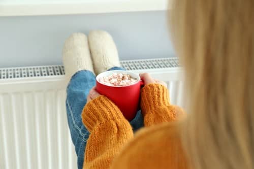 chauffagiste Villennes-sur-Seine - Se rechauffer les pieds sur son radiateur