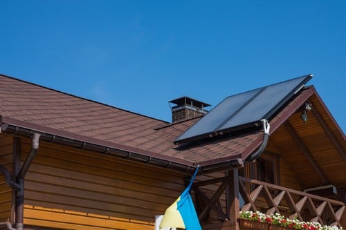 Chauffagiste Lyon 2 - visuel d'un toit avec un panneau solaire