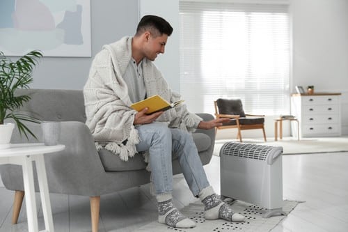 chauffagiste Tresses - Un homme devant un radiateur