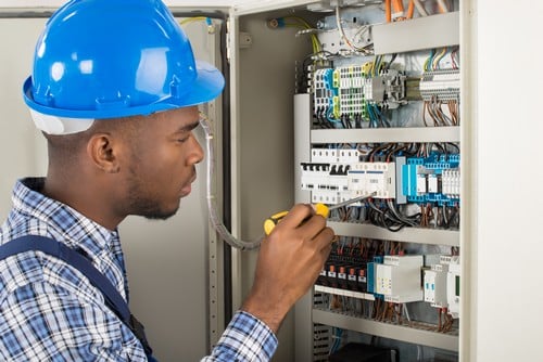 Electricien Bois-grenier - homme devant un tableau électrique