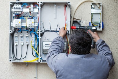 Electricien Bois-grenier - homme devant un tableau électrique