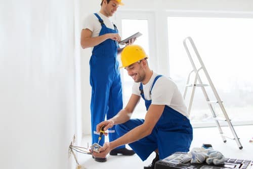 Electricien Forest-sur-Marque - deux hommes sur un chantier avec des câbles électriques