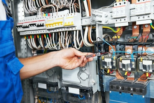 electricien L'Etang-la-Ville - homme devant une centrale électrique