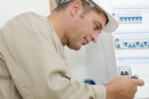 électricien Saint-Louis - Un électricien en plein travail