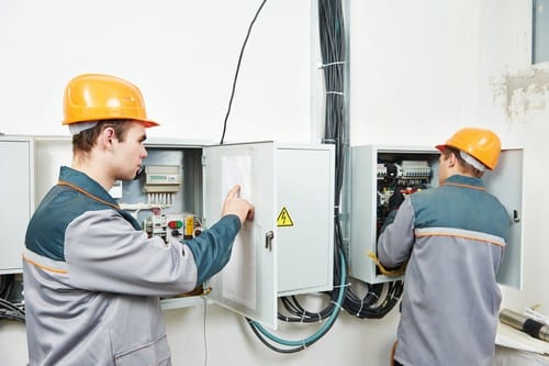 Electricien Santes - deux hommes qui réparent un tableau électrique