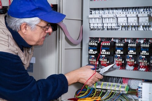 Electricien Templeuve - homme qui règle un tableau électrique