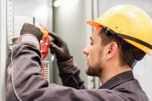 Electricien Vauhallan - homme qui répare un appareil électrique