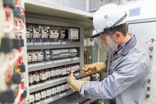 Electricien Avelin - homme devant un tableau électrique