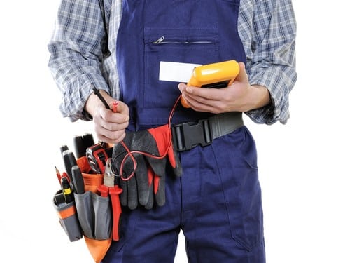 Electricien Cysoing - homme avec son équipement pour réglage dû à l'électricité