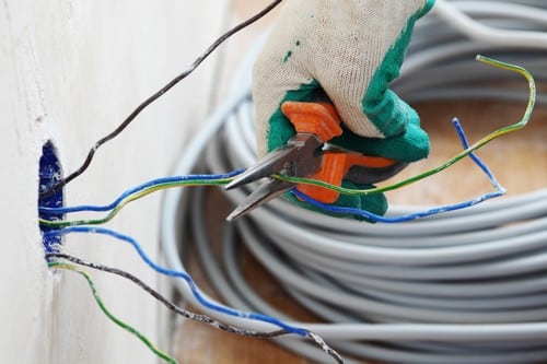 Electricien Fargues-Saint-Hilaire - visuel d'un câble électrique dans un mur
